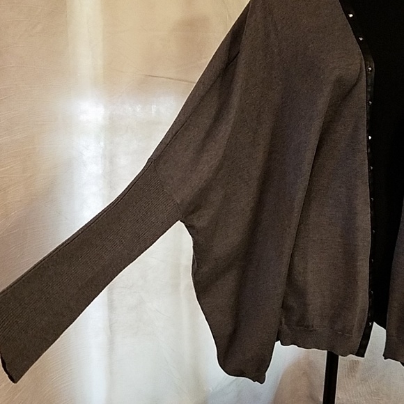 Gray cardigan with a black trim. - Picture 3 of 6